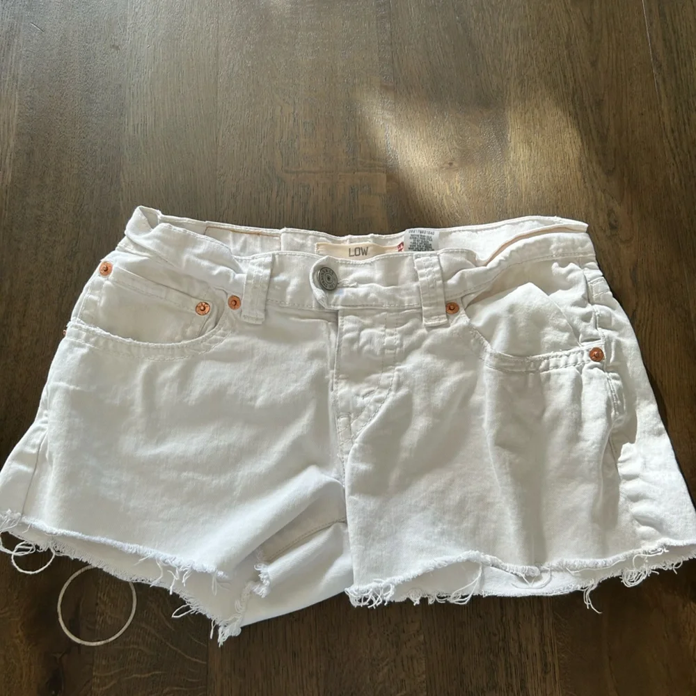 Levi’s 542 white low rise denim shorts